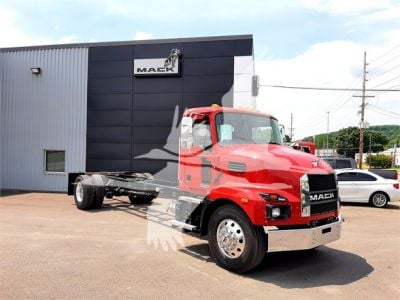 NEW 2025 MACK MD6 CAB CHASSIS TRUCK #1093-1