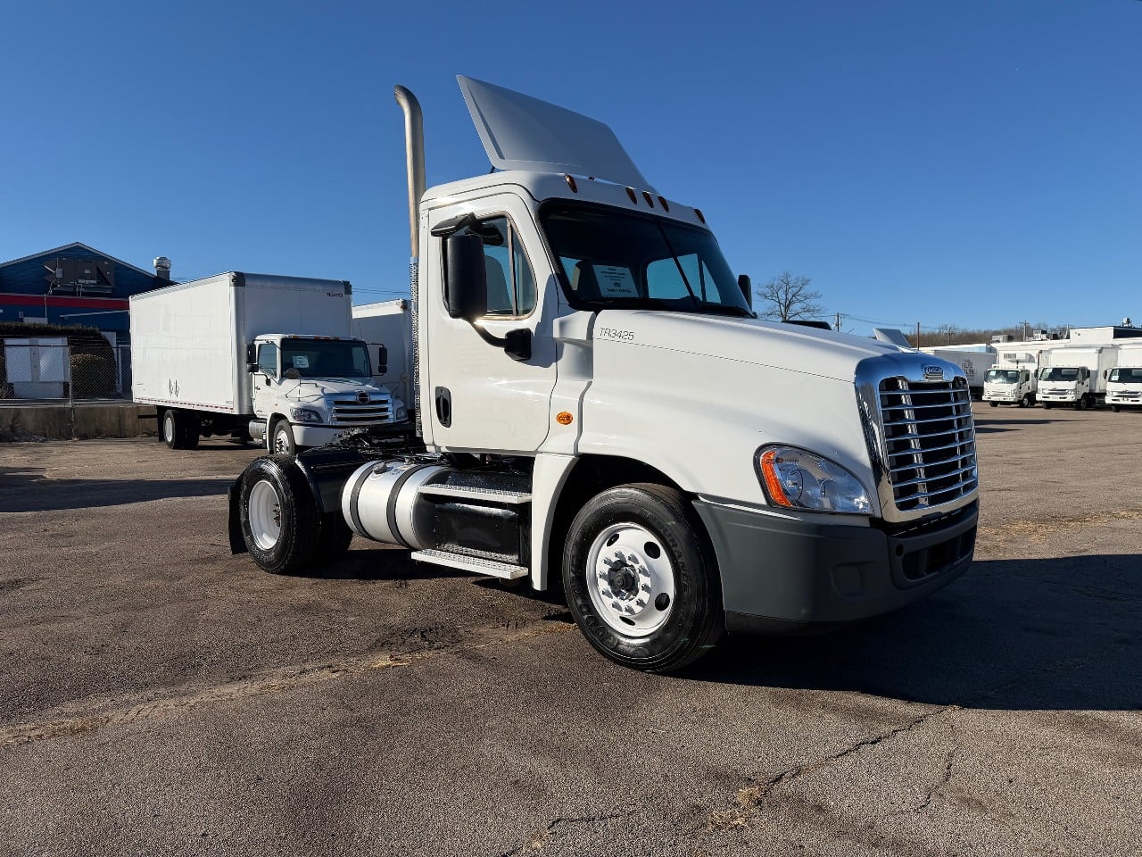 2018 Freightliner CASCADIA Daycab #2004