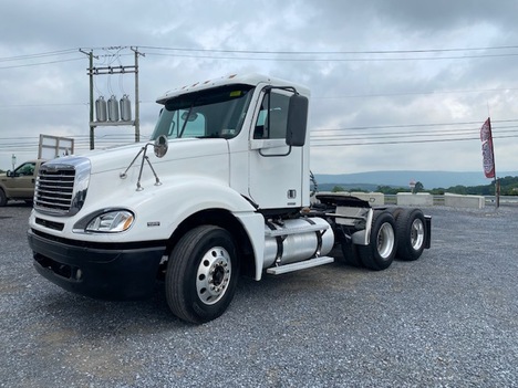 2007 FREIGHTLINER Columbia CL120 Tandem Axle Daycab