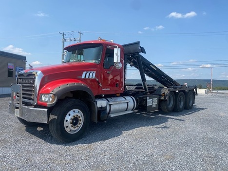 2009 MACK Granite GU713 Roll-Off Truck