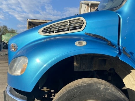 2010-freightliner-m2-106-hood #735379