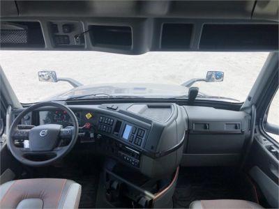 2022 volvo 780 windshield