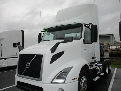 USED 2020 VOLVO VNR64T300 TANDEM AXLE DAYCAB TRUCK #$vid