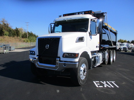 USED 2022 VOLVO VHD84F TRI-AXLE STEEL DUMP TRUCK #$vid