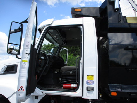 USED 2022 VOLVO VHD84F TRI-AXLE STEEL DUMP TRUCK #$vid