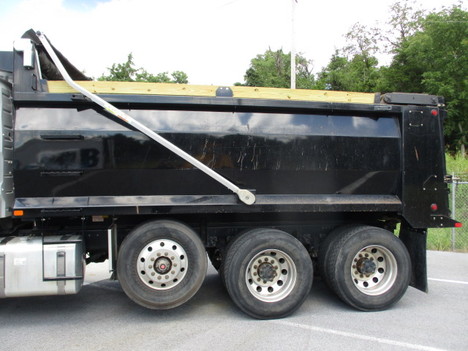 USED 2022 VOLVO VHD84F TRI-AXLE STEEL DUMP TRUCK #$vid