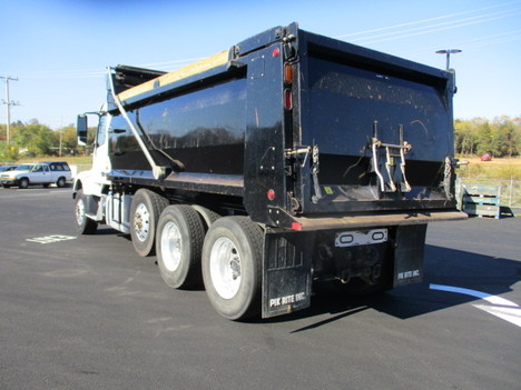 USED 2022 VOLVO VHD84F TRI-AXLE STEEL DUMP TRUCK #$vid