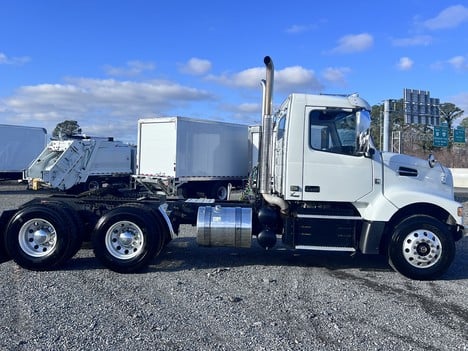 USED 2018 VOLVO VHD64T TANDEM AXLE DAYCAB TRUCK #$vid