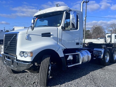 USED 2018 VOLVO VHD64T TANDEM AXLE DAYCAB TRUCK #$vid