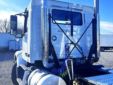 USED 2018 VOLVO VHD64T TANDEM AXLE DAYCAB TRUCK #$vid