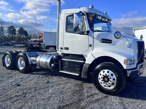 USED 2018 VOLVO VHD64T TANDEM AXLE DAYCAB TRUCK #$vid