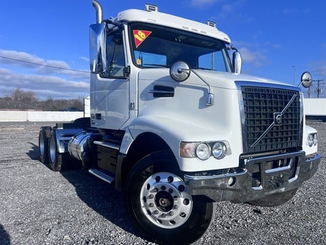 USED 2018 VOLVO VHD64T TANDEM AXLE DAYCAB TRUCK #$vid