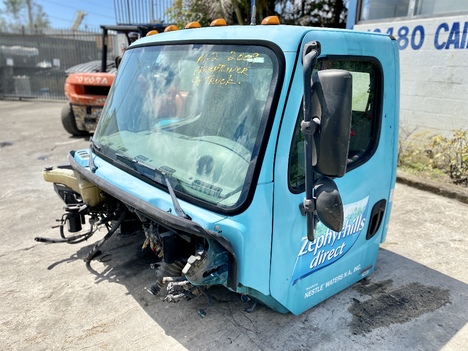 2009-freightliner-m2-106-cab #1424608