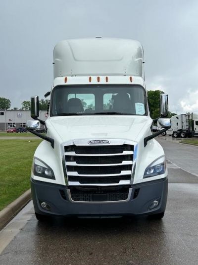 USED 2018 FREIGHTLINER CASCADIA 126 DAYCAB TRUCK #$vid