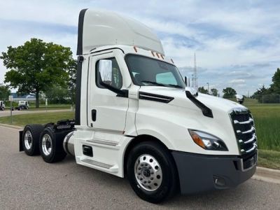 NEW 2025 FREIGHTLINER CASCADIA 126 DAYCAB TRUCK #$vid