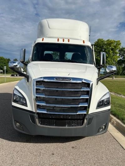 NEW 2025 FREIGHTLINER CASCADIA 126 DAYCAB TRUCK #$vid