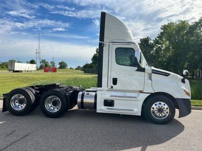 NEW 2025 FREIGHTLINER CASCADIA 126 DAYCAB TRUCK #$vid