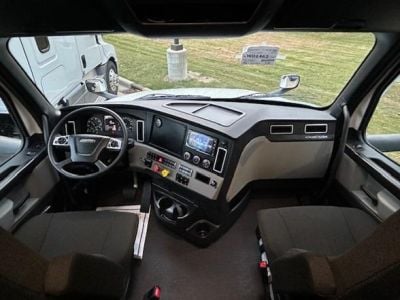 NEW 2025 FREIGHTLINER CASCADIA 126 SLEEPER TRUCK #$vid