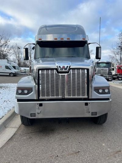 USED 2022 WESTERN STAR 49X SLEEPER TRUCK #$vid