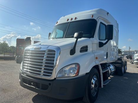 2016 FREIGHTLINER Cascadia 125 Tandem Axle Sleeper