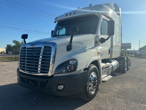 2015 FREIGHTLINER Cascadia 125 Tandem Axle Sleeper