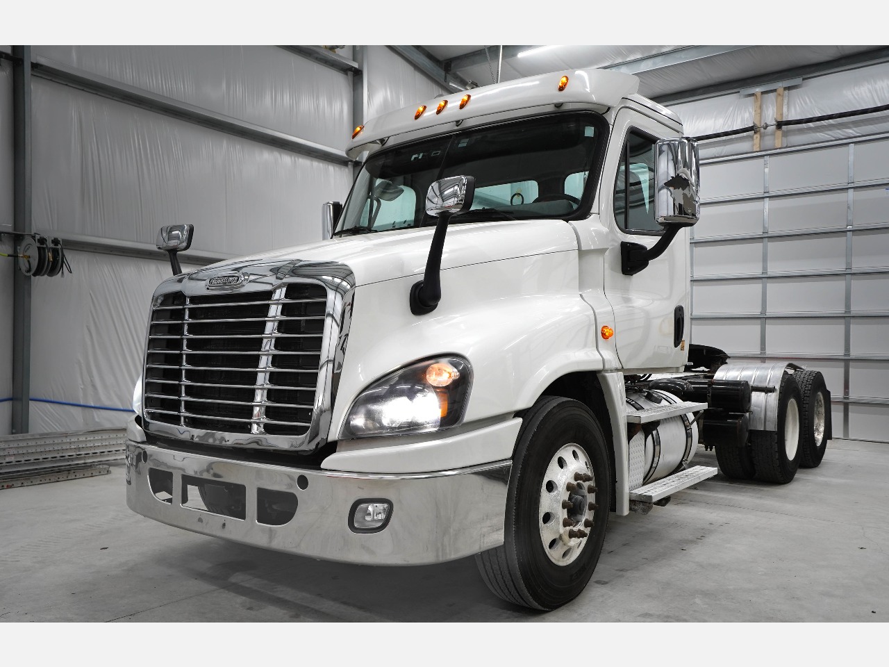2018 FREIGHTLINER Cascadia Daycab #2239