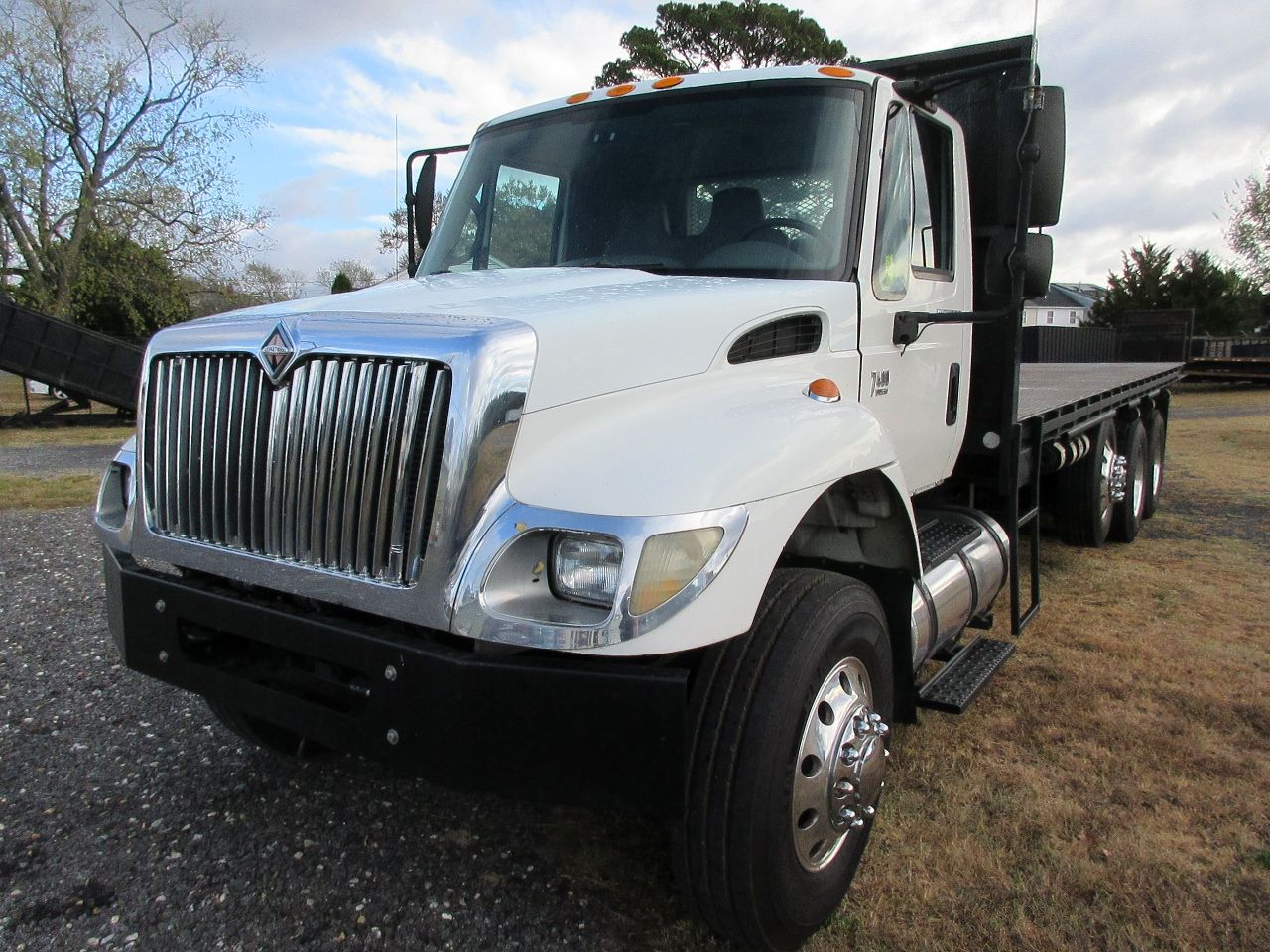 2004 INTERNATIONAL 7400 Flatbed Truck