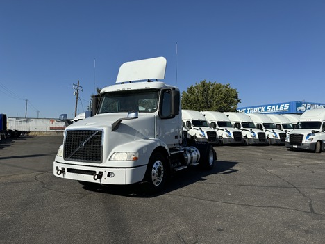 2016 VOLVO VNM 200 Single Axle Daycab