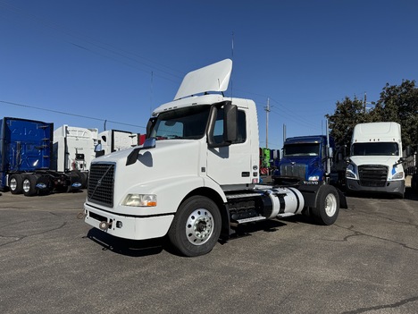 2016 VOLVO VNM 200 Single Axle Daycab