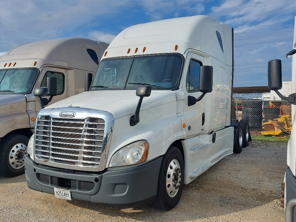 USED 2015 FREIGHTLINER CASCADIA SLEEPER FOR SALE IN TX 3612