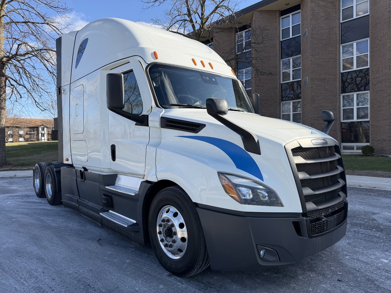 2022 FREIGHTLINER CASCADIA Sleeper #3044