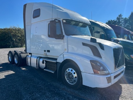 2016 VOLVO VNL670 T/A Tag Axle Sleeper