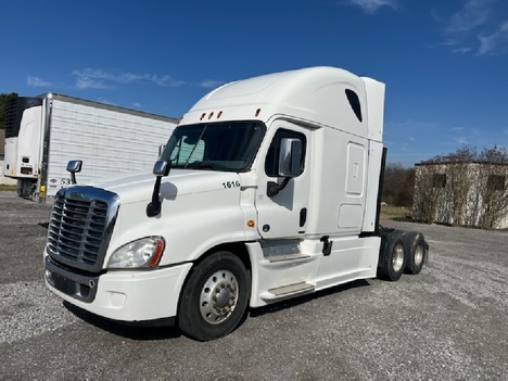 2017 FREIGHTLINER CASCADIA Tandem Axle Sleeper