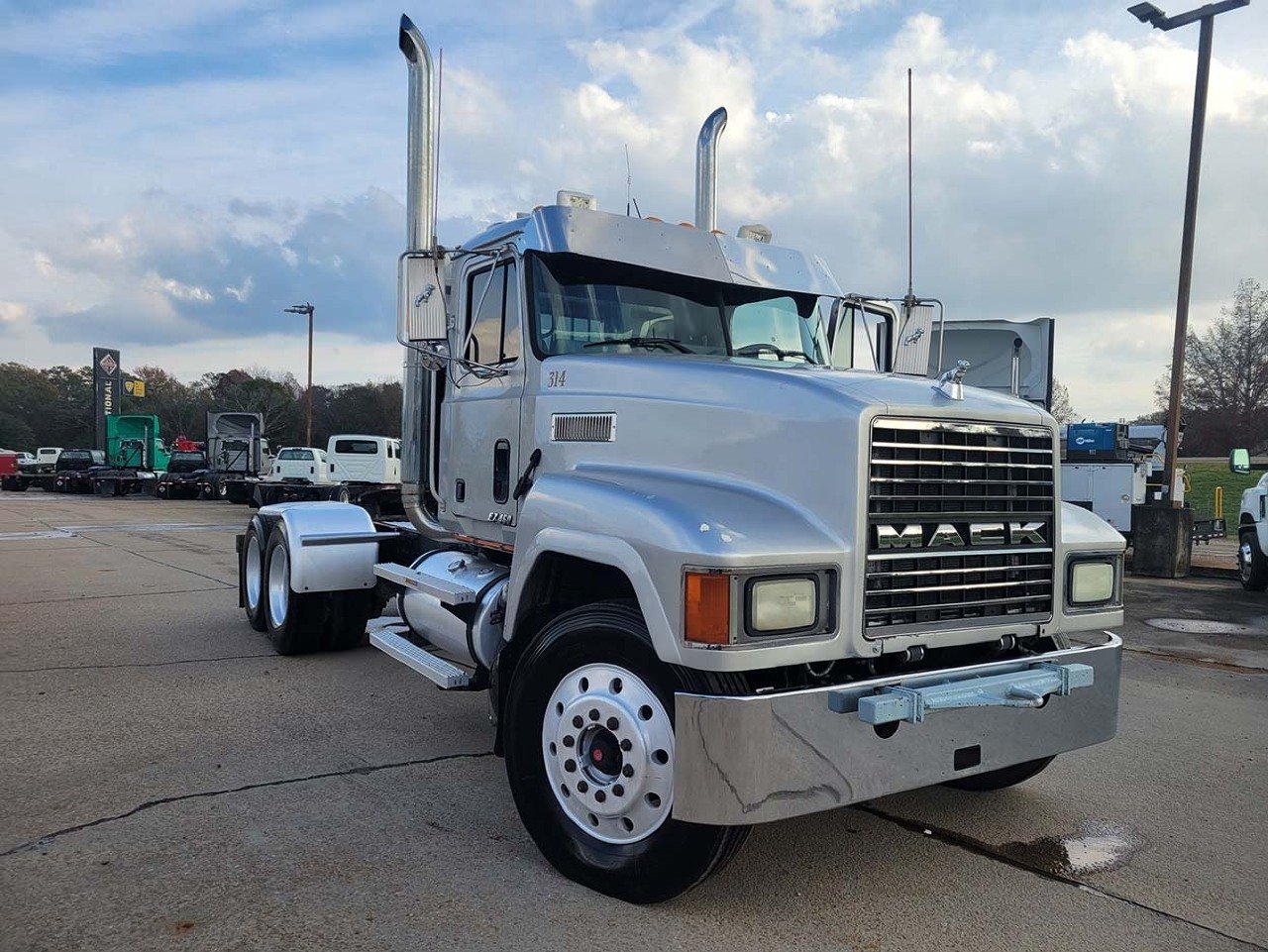 USED 2000 MACK CHU613 DAYCAB TRUCK #3582